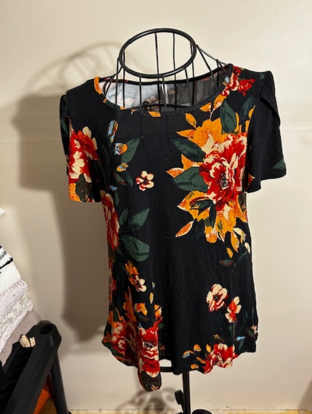 sized size  medium  womens tee shirt floral   black casual dress t